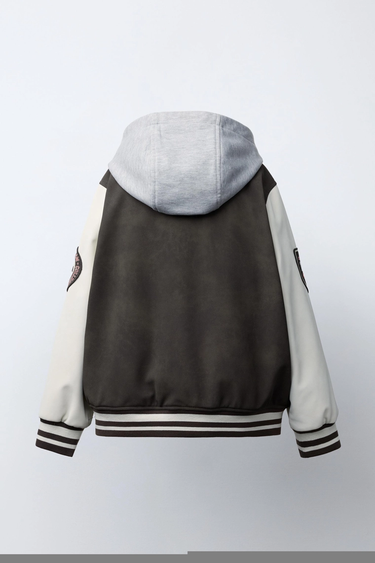 Бомбер с капюшоном и рукавами из искусственной кожи