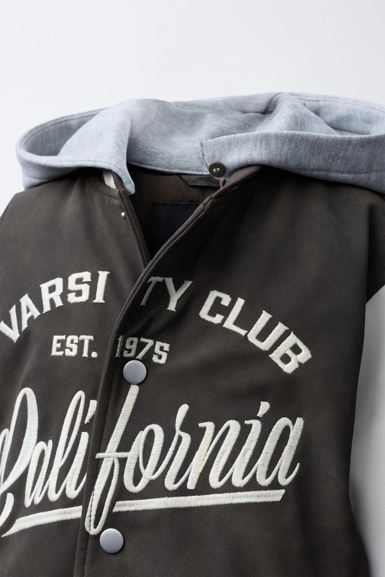 Бомбер с капюшоном и рукавами из искусственной кожи