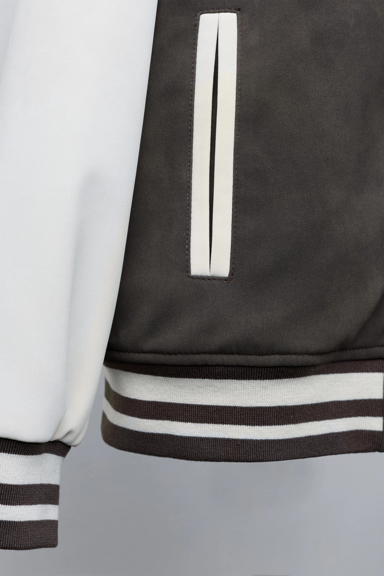 Бомбер с капюшоном и рукавами из искусственной кожи