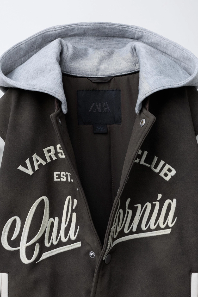 Бомбер с капюшоном и рукавами из искусственной кожи