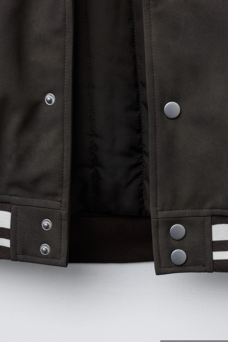 Бомбер с капюшоном и рукавами из искусственной кожи