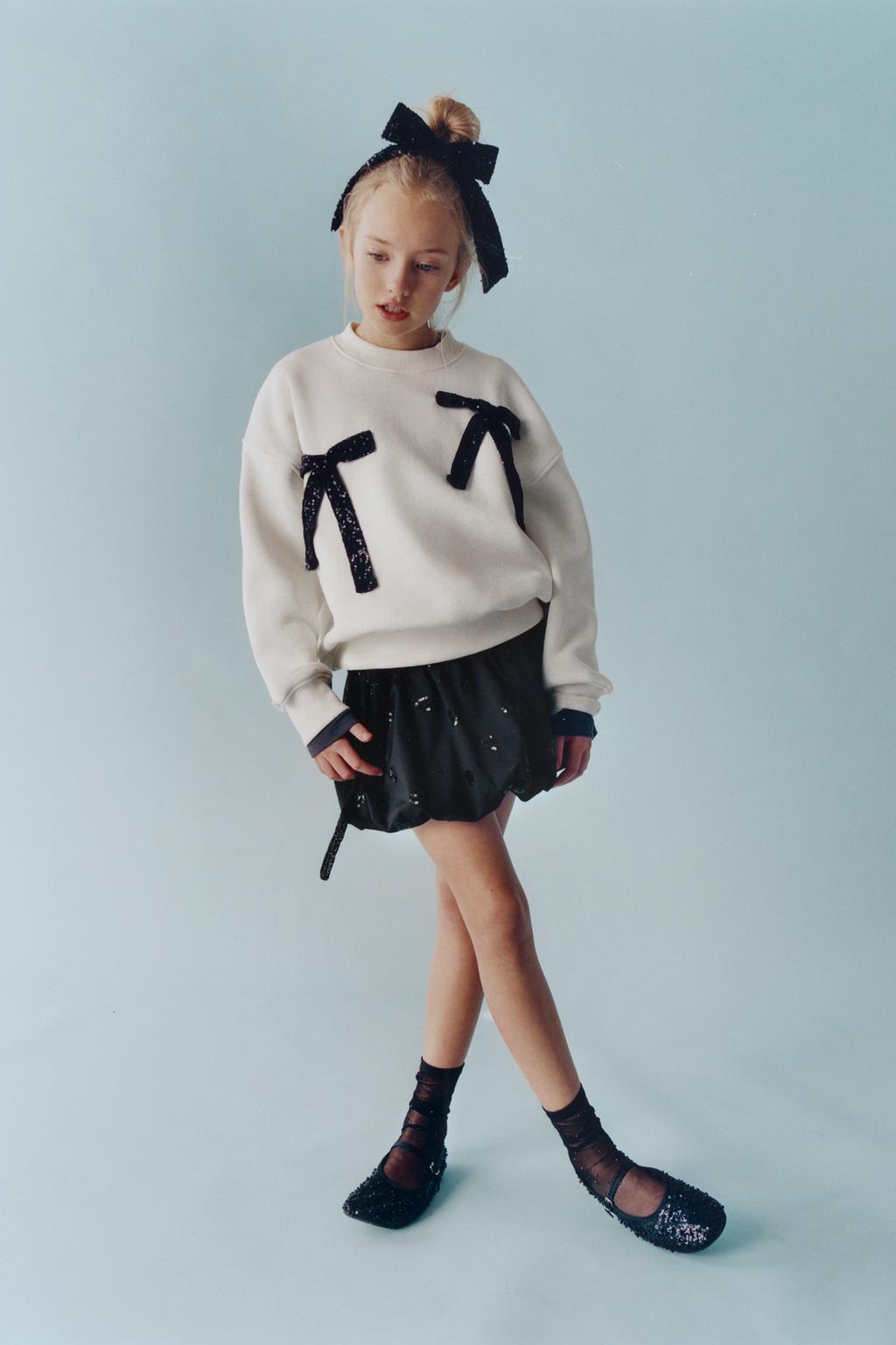 ТОЛСТОВКА С БАНТАМИ И ПАЙЕТКАМИ