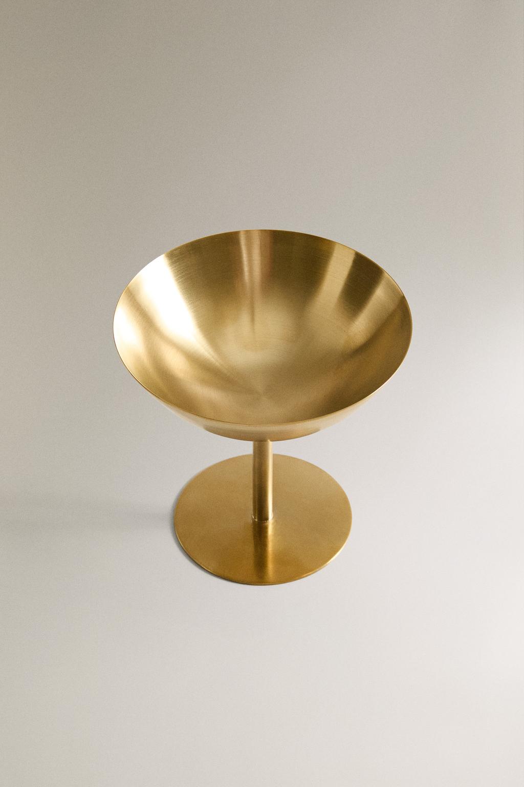 Высокий золотой металлический бокал для вина