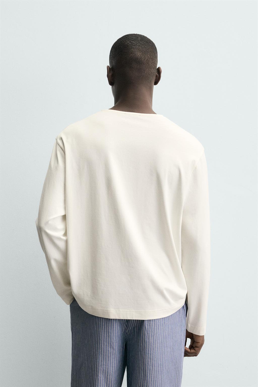 КОНТРАСТНАЯ ПИЖАМА ИЗ СТРУЯЩЕЙСЯ ТКАНИ