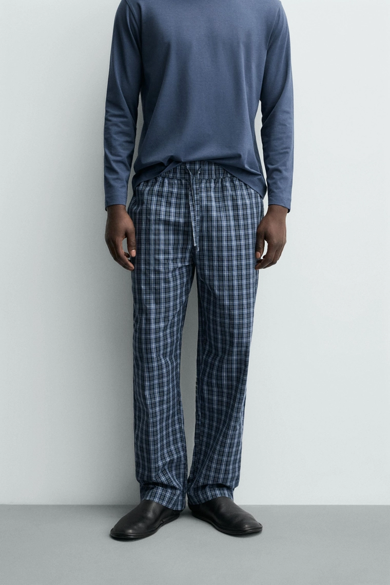 Пижама в клетку, состоящая из футболки и брюк