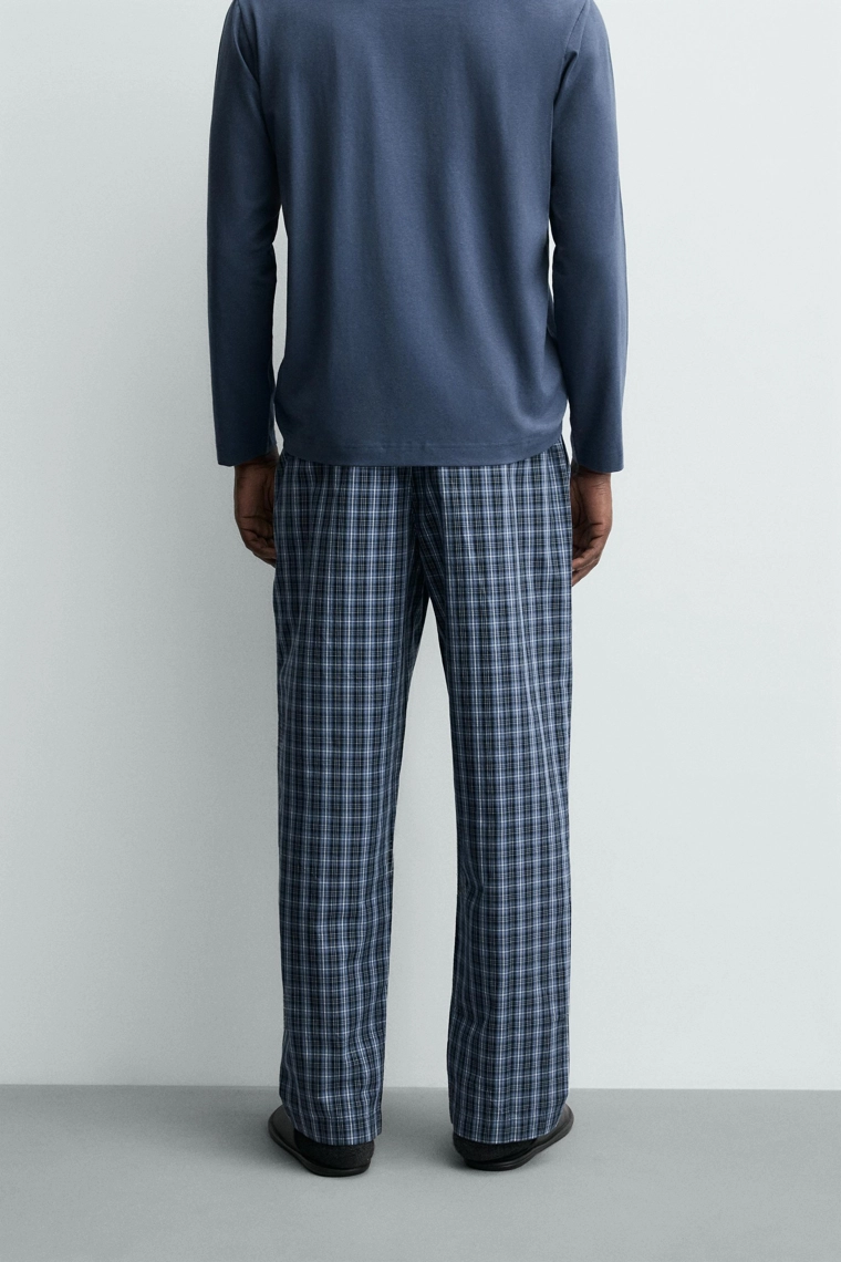 Пижама в клетку, состоящая из футболки и брюк