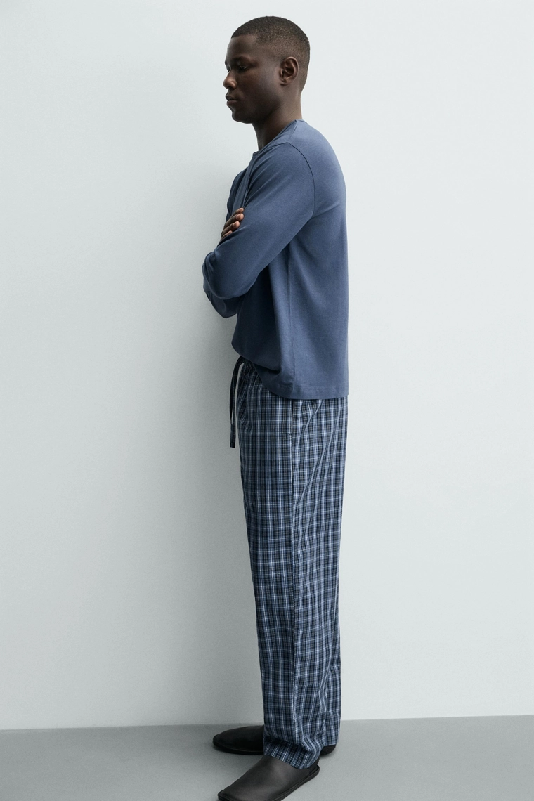 Пижама в клетку, состоящая из футболки и брюк