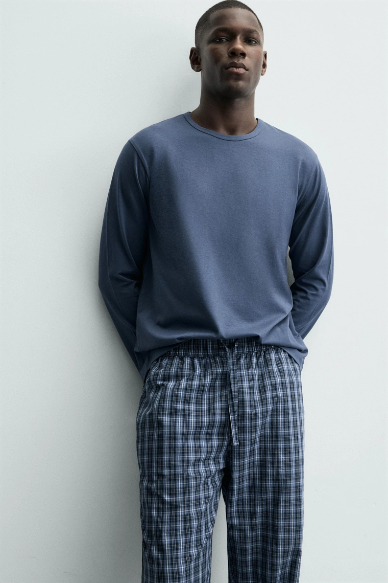 Пижама в клетку, состоящая из футболки и брюк