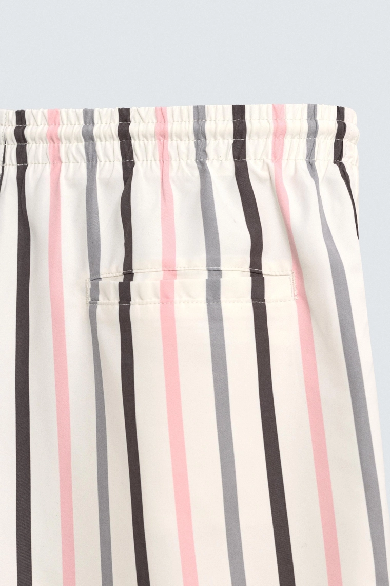 Полупрозрачные полосатые плавательные шорты средней длины