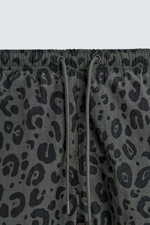 Плавки с короткими шортами в анималистическом принте- Заказать в России