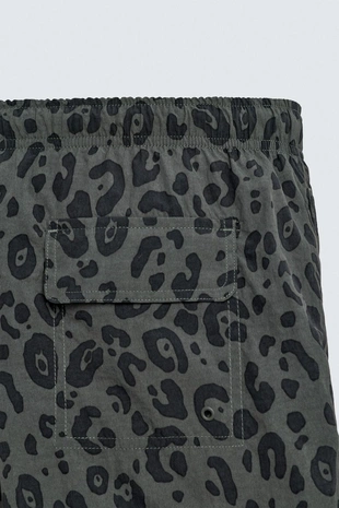 Плавки с короткими шортами в анималистическом принте- Заказать в России