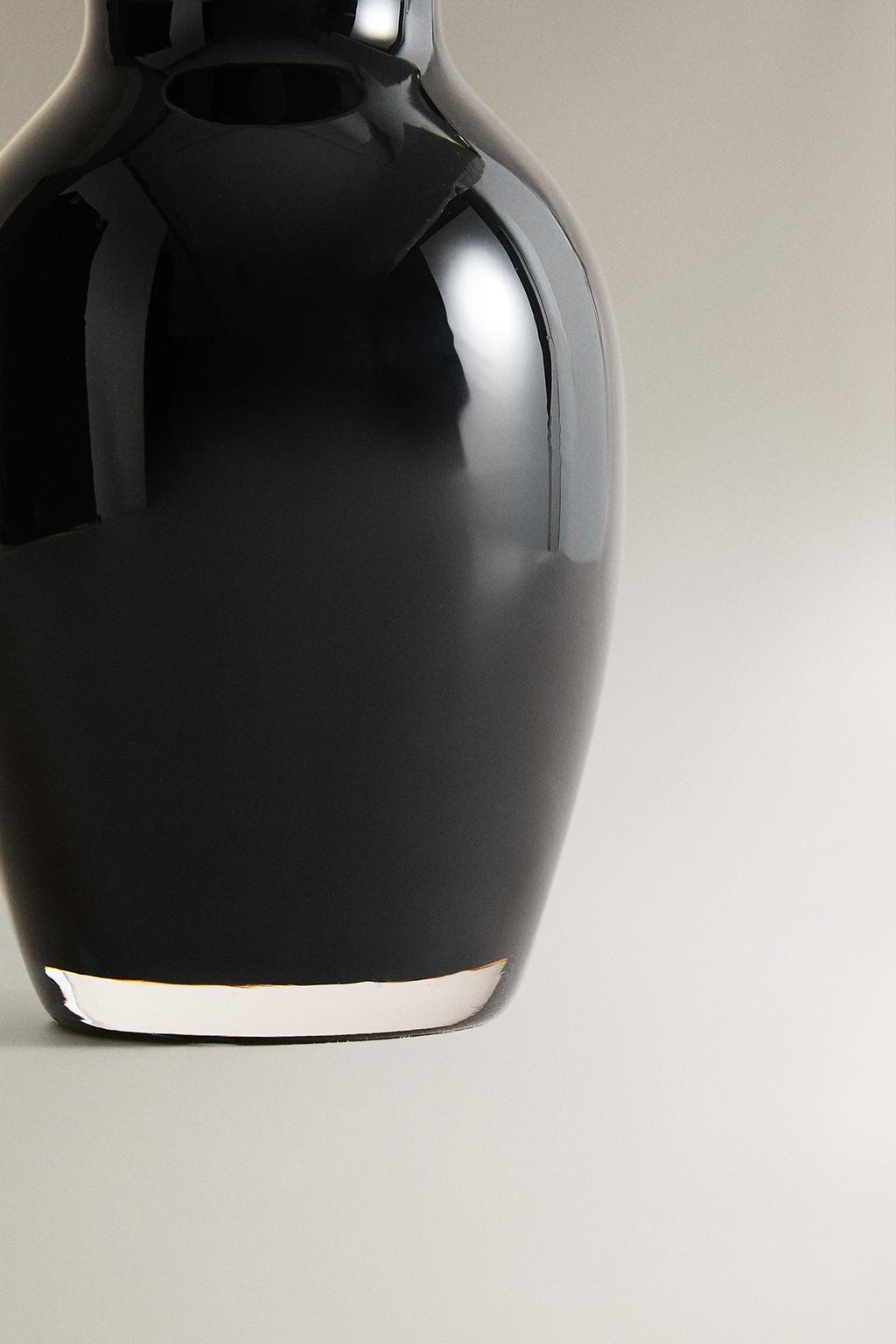 Маленькая черная стеклянная ваза