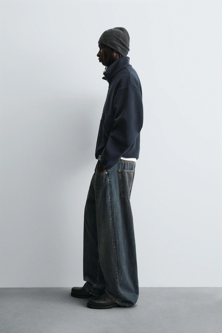 Толстовка с воротником-стойкой и четвертью молнии с вышивкой