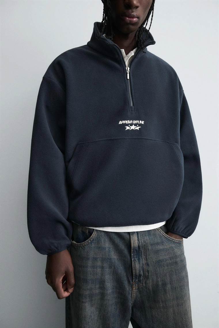 Толстовка с воротником-стойкой и четвертью молнии с вышивкой