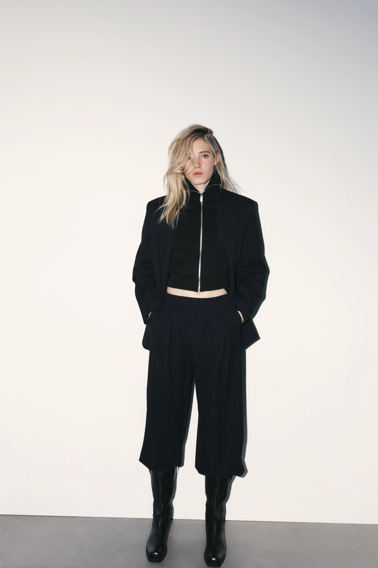 Штаны-джоггеры с полосками и складками