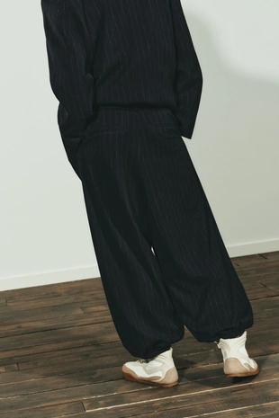 Брюки-джоггеры в тонкую полоску со складками