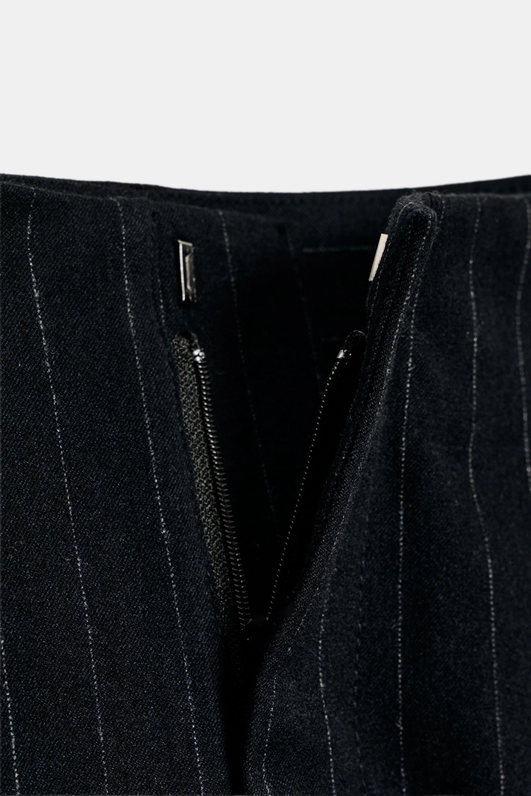 Штаны-джоггеры с полосками и складками