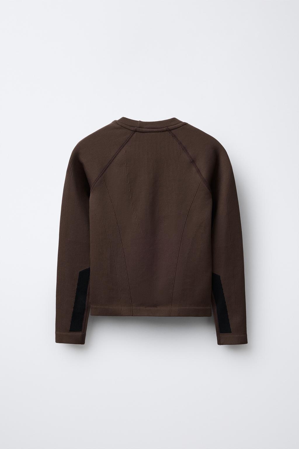 БЕСШОВНЫЙ ЛОНГСЛИВ С КОНТРАСТНЫМИ ДЕТАЛЯМИ ИЗ ЛЫЖНОЙ КОЛЛЕКЦИИ