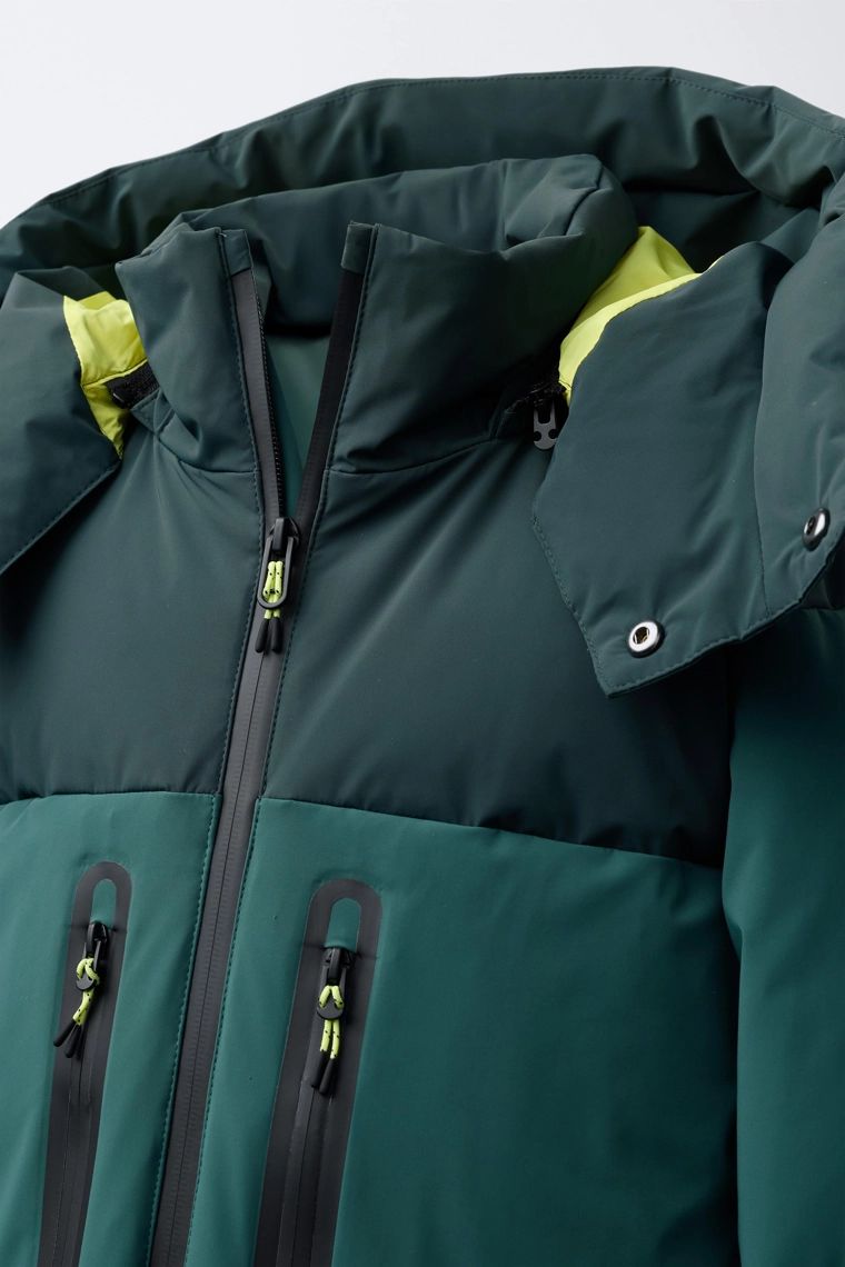 Пуховик с ветрозащитой и водонепроницаемой расцветкой из пуха с капюшоном с системой recco® для коллекции лыжной одежды