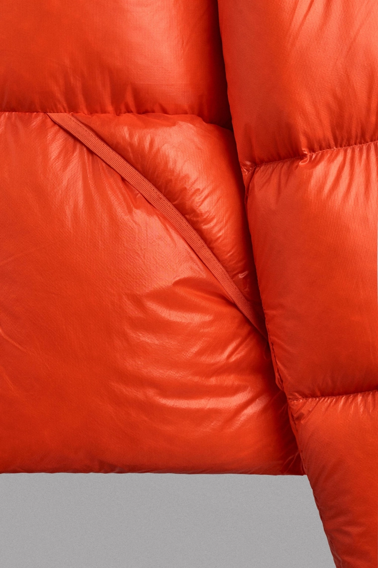 Пуховик смешанной скользящей застежкой для катания на лыжах