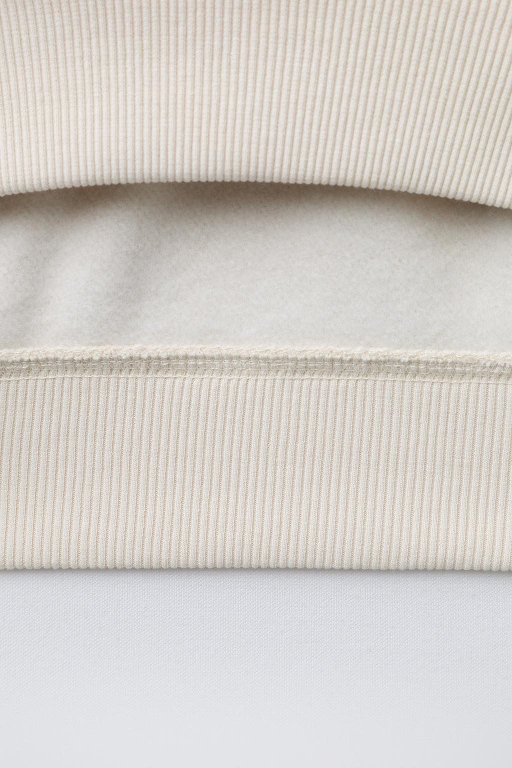 ТОЛСТОВКА С НАДПИСЬЮ И ЭТИКЕТКОЙ