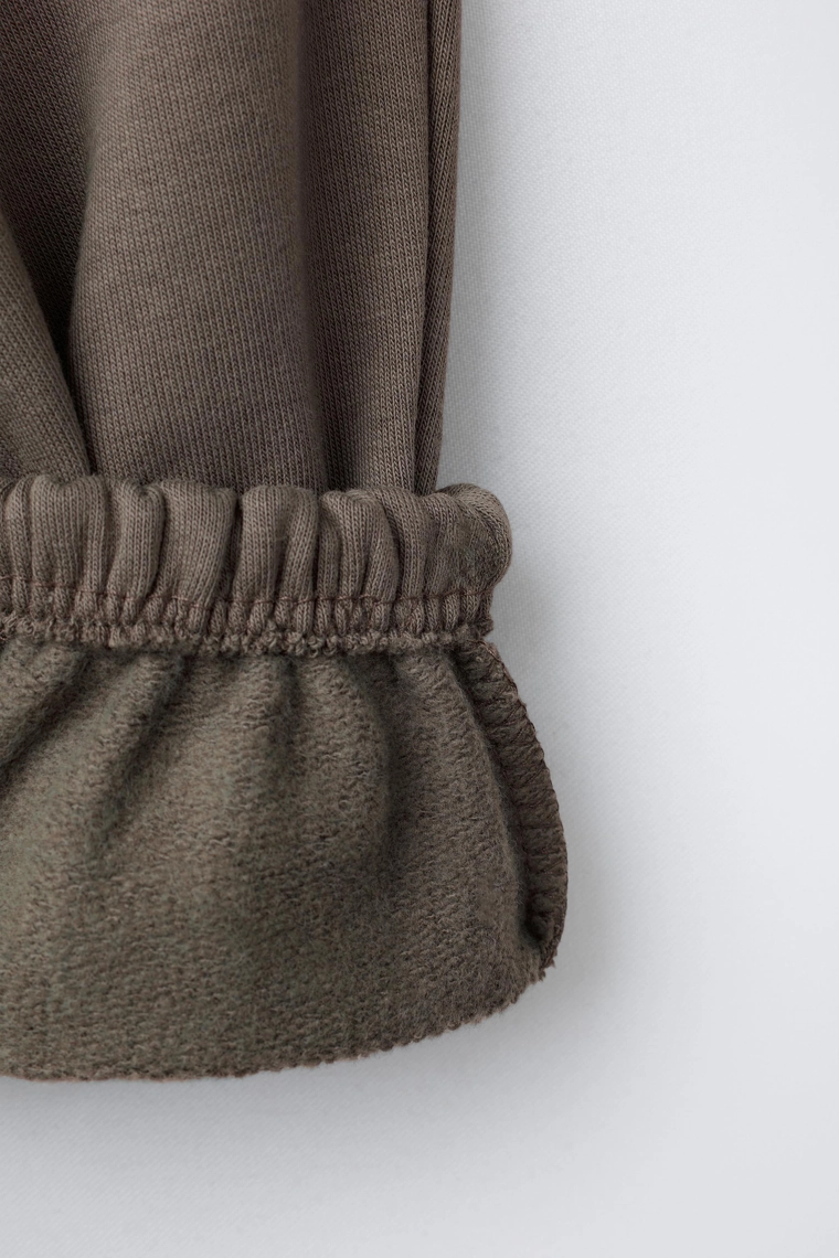 Костюм из толстовки с манжетами и брюками в стиле basic label
