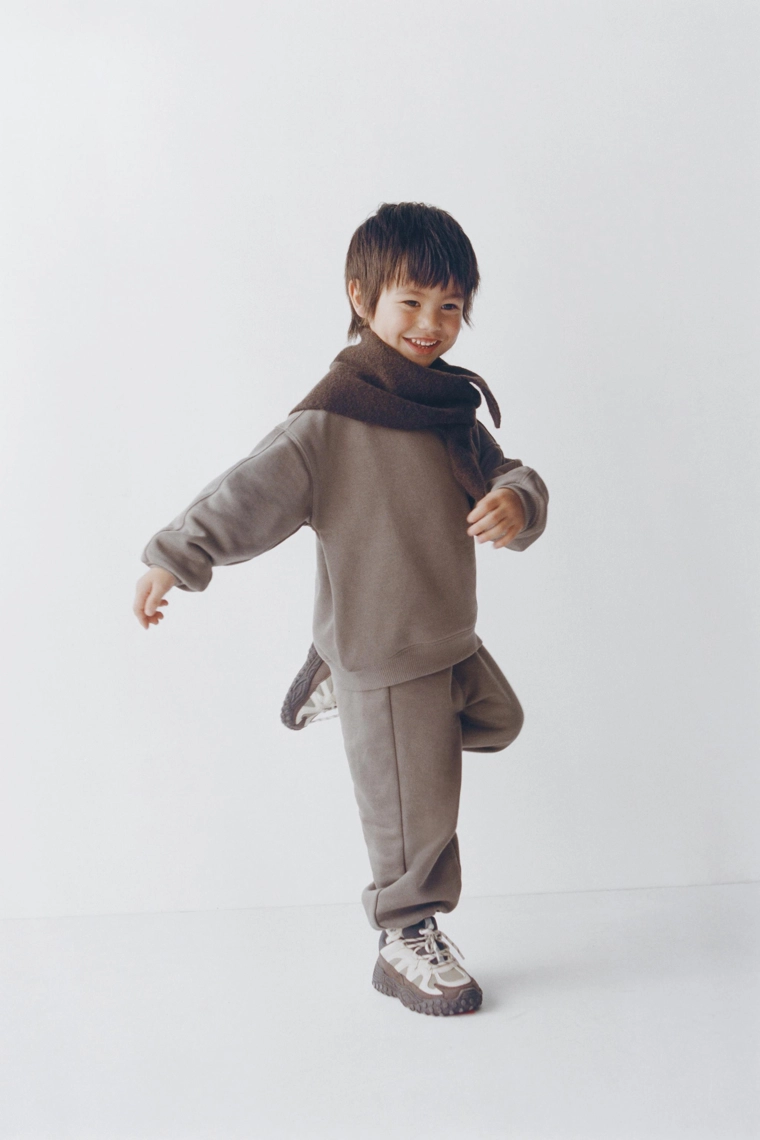 Костюм из толстовки с манжетами и брюками в стиле basic label