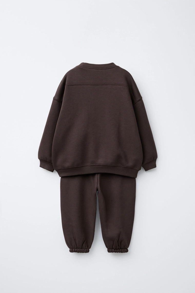 Костюм с джоггерами и толстовкой с бейсиковым лейблом