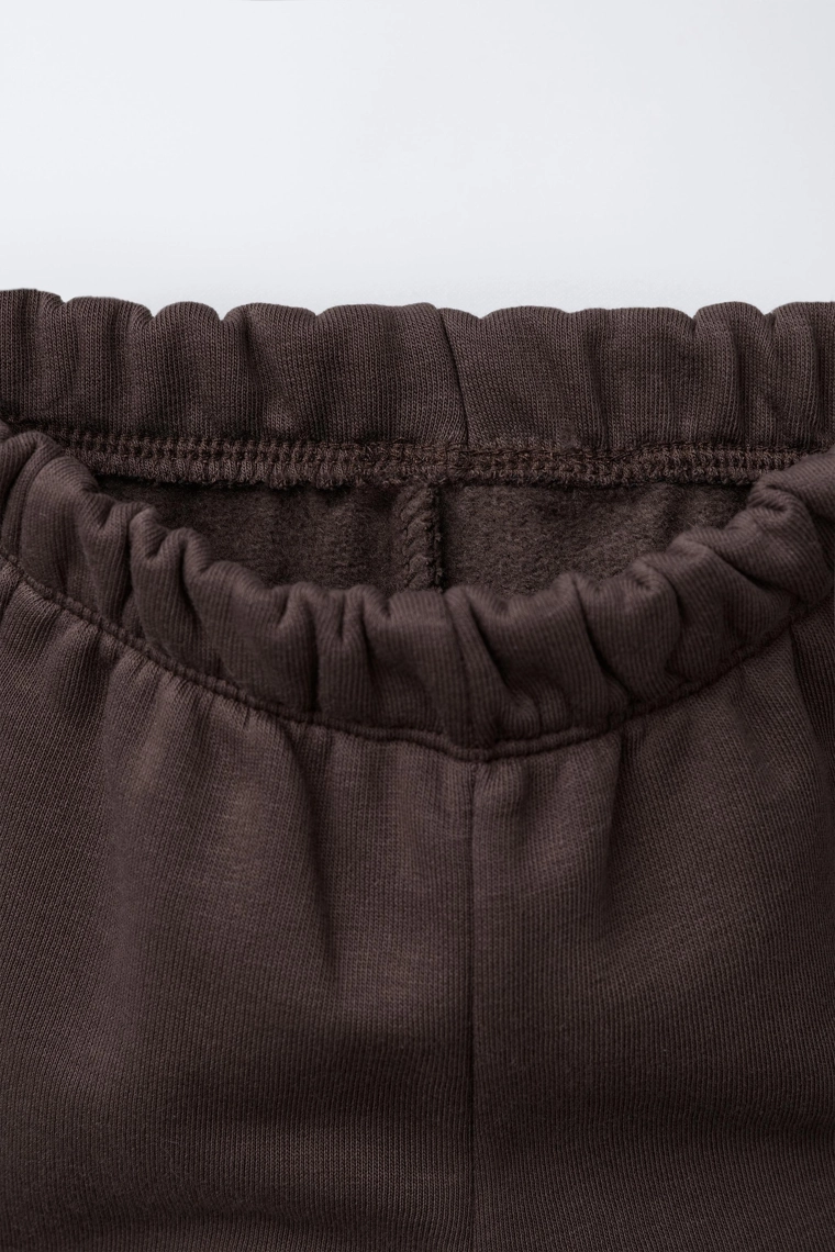 Костюм с джоггерами и толстовкой с бейсиковым лейблом