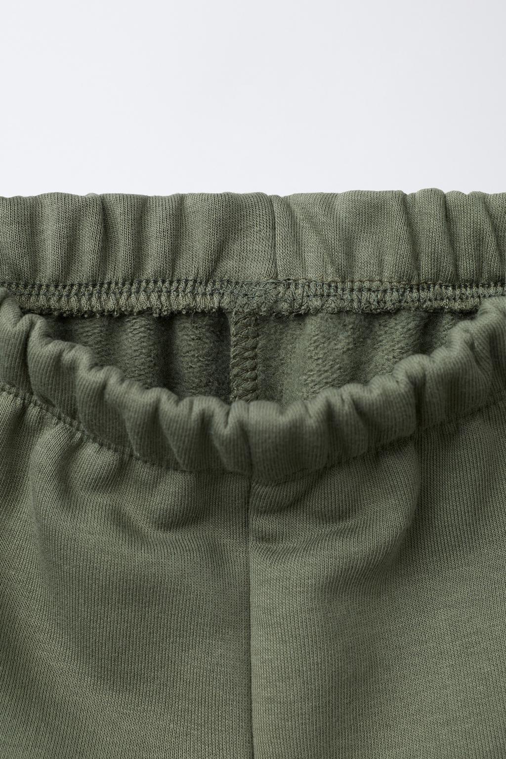 КОМПЛЕКТ ДЖОГГИНГ: СВИТШОТ И БАЗОВЫЕ БРЮКИ-ДЖОГГЕРЫ С НАШИВКОЙ