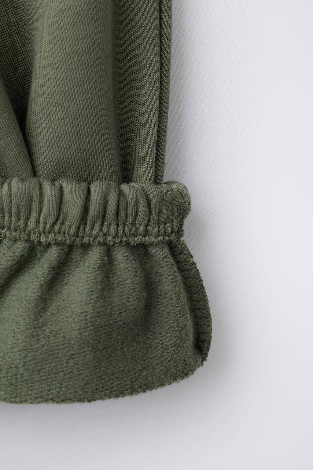 КОМПЛЕКТ ДЖОГГИНГ: СВИТШОТ И БАЗОВЫЕ БРЮКИ-ДЖОГГЕРЫ С НАШИВКОЙ