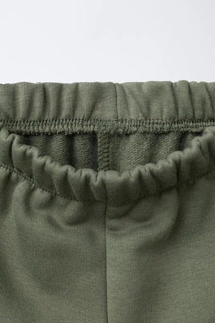 Комплект джоггинг: свитшот и базовые брюки-джоггеры с нашивкой- Заказать в России