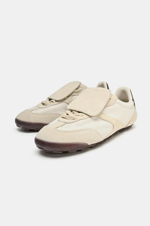 Кроссовки с деталью на язычке- Заказать в России