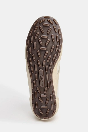 Кроссовки с деталью на язычке- Заказать в России