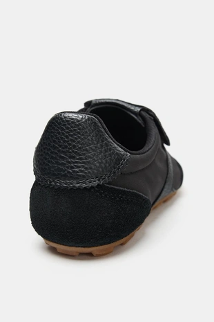 Спортивная модель с деталью на язычке- Заказать в России