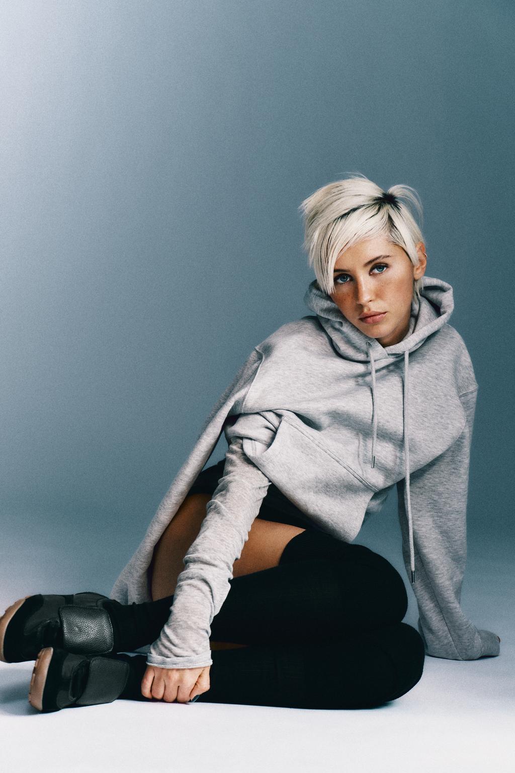 СПОРТИВНАЯ МОДЕЛЬ С ДЕТАЛЬЮ НА ЯЗЫЧКЕ