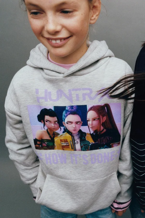 ХУДИ С ПРИНТОМ «Kpop Demon Hunters» © Netflix