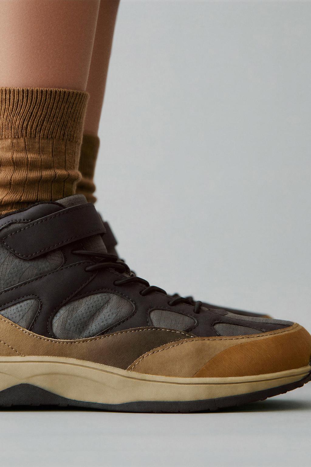 ВЫСОКИЕ СПОРТИВНЫЕ КЕДЫ КОНТРАСТНЫЕ