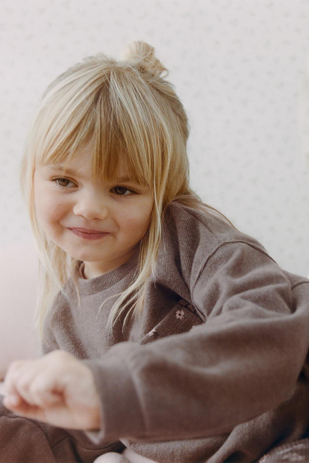 КОМПЛЕКТ ИЗ ФУТБОЛКИ И РАСКЛЕШЕННЫХ ЛЕГИНСОВ ИЗ МЯГКОЙ ТКАНИ