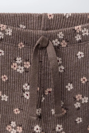 Комплект из футболки и расклешенных легинсов из мягкой ткани- Заказать в России