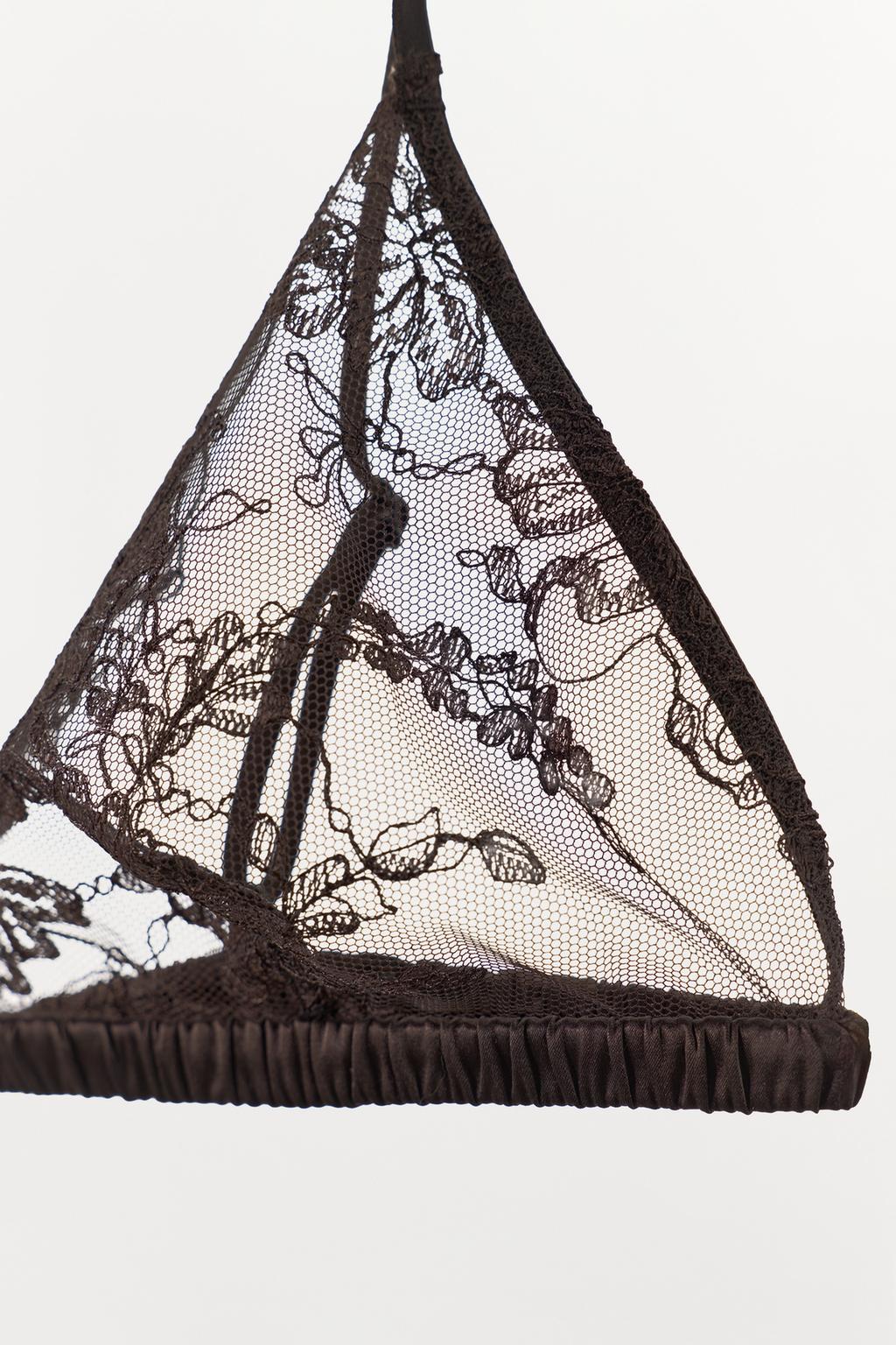 КРУЖЕВНОЙ БЮСТГАЛЬТЕР С ТРЕУГОЛЬНЫМИ ЧАШКАМИ