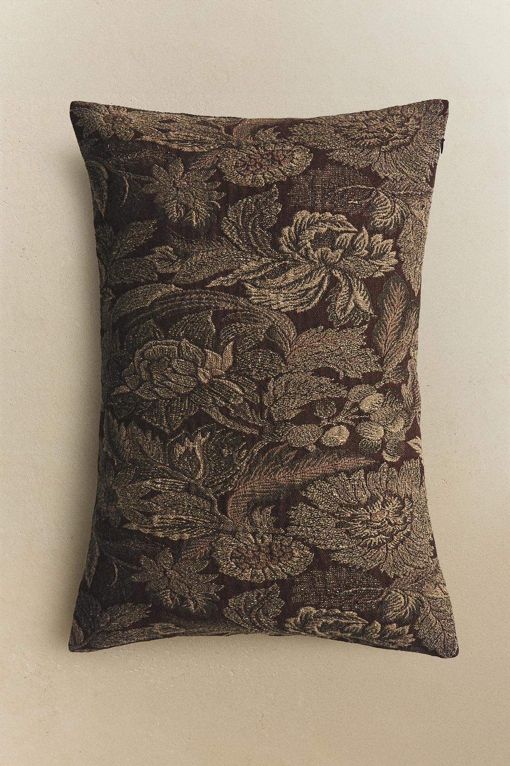 Наволочка с вышивкой цветочного узора