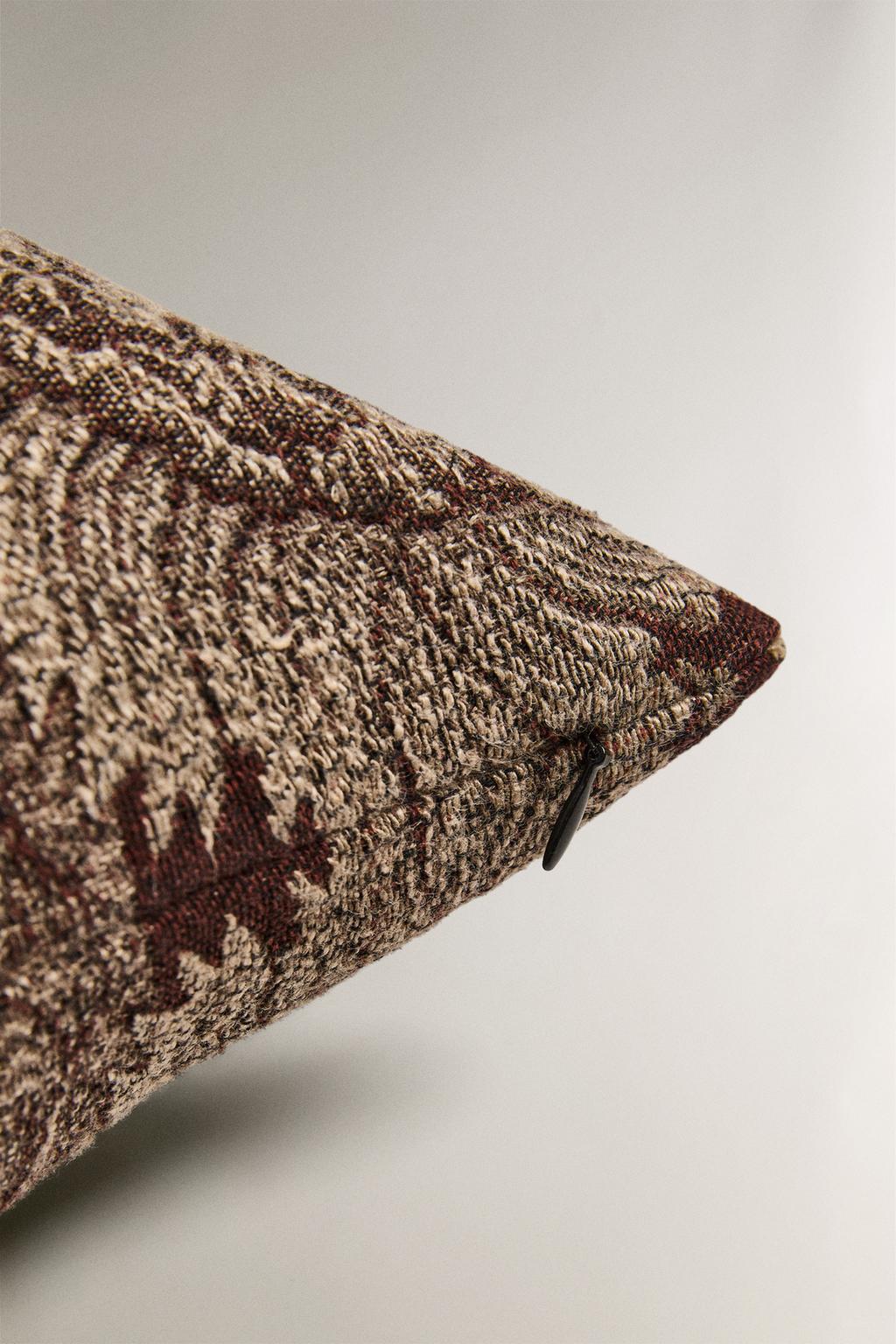 Наволочка с вышивкой цветочного узора