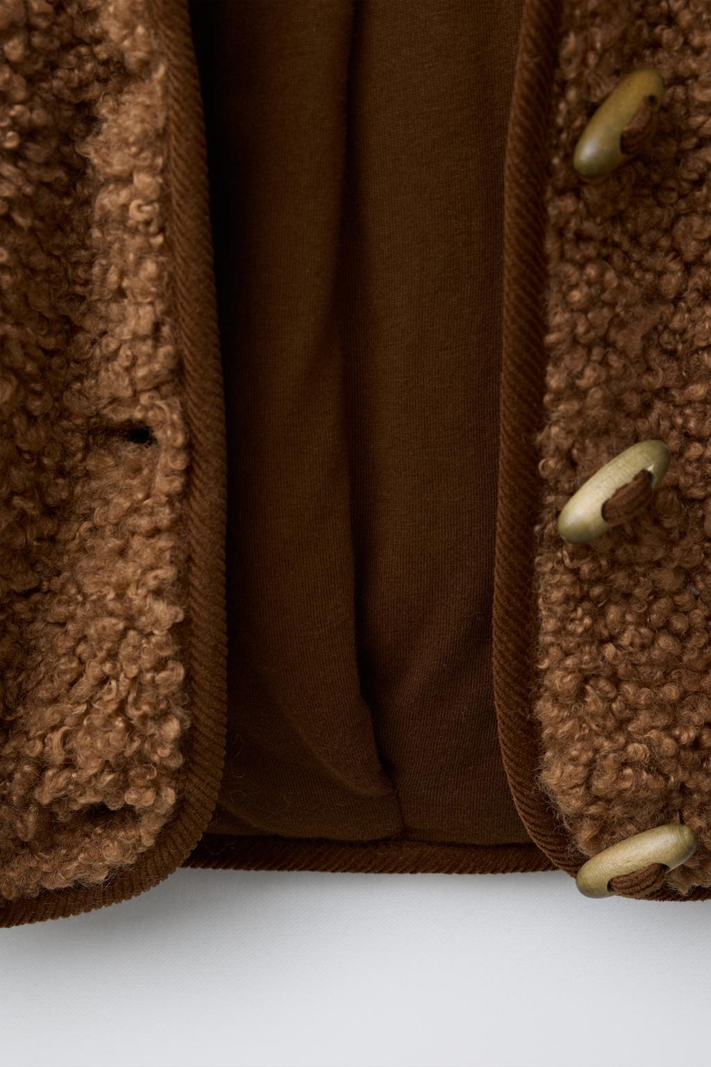 КУРТКА ИЗ ИСКУССТВЕННОЙ ОВЧИНЫ С НАВЕСНЫМИ ПЕТЛЯМИ