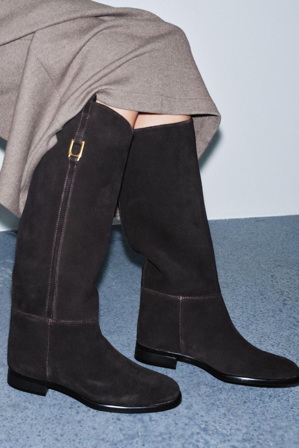 ЗАМШЕВЫЕ САПОГИ В ЖОКЕЙСКОМ СТИЛЕ НА ПЛОСКОЙ ПОДОШВЕ