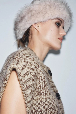Шапка бини из трикотажа с эффектом меха