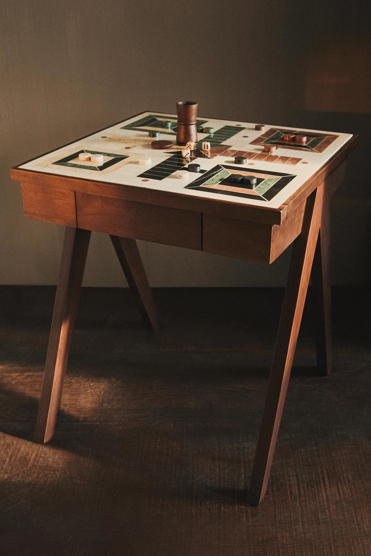 Напольная тумба с мраморной доской для игры в нарды