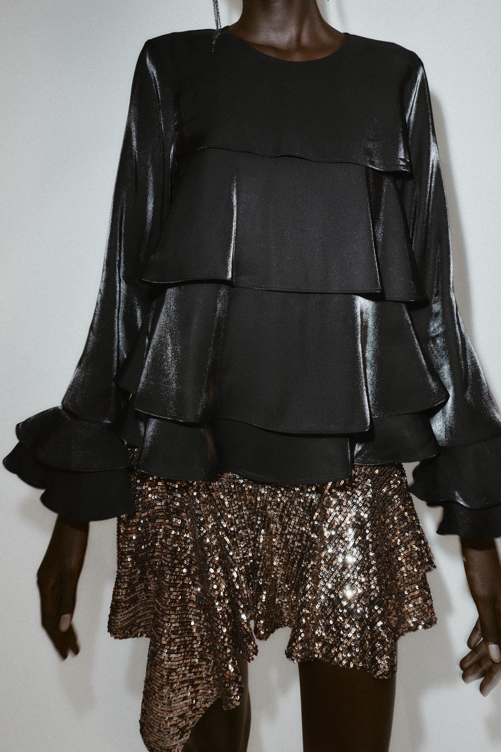 БЛУЗА ИЗ БЛЕСТЯЩЕЙ ТКАНИ С ВОЛАНАМИ