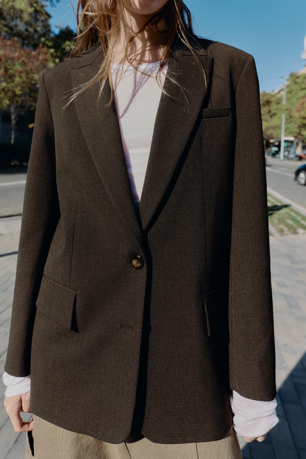 БЛЕЙЗЕР С ПОДПЛЕЧНИКАМИ, ПУГОВИЦА И РАЗРЕЗ СЗАДИ