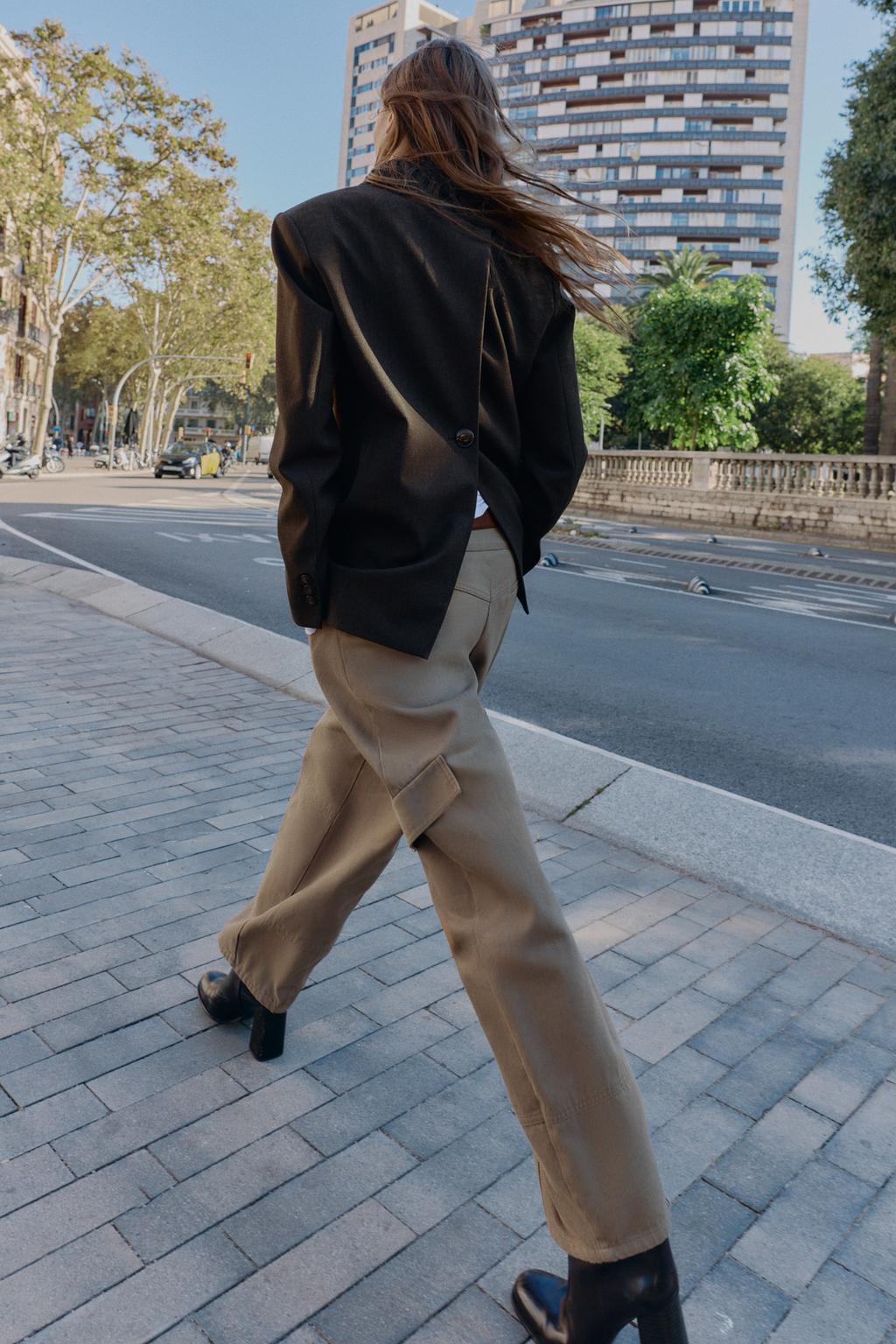 БЛЕЙЗЕР С ПОДПЛЕЧНИКАМИ, ПУГОВИЦА И РАЗРЕЗ СЗАДИ